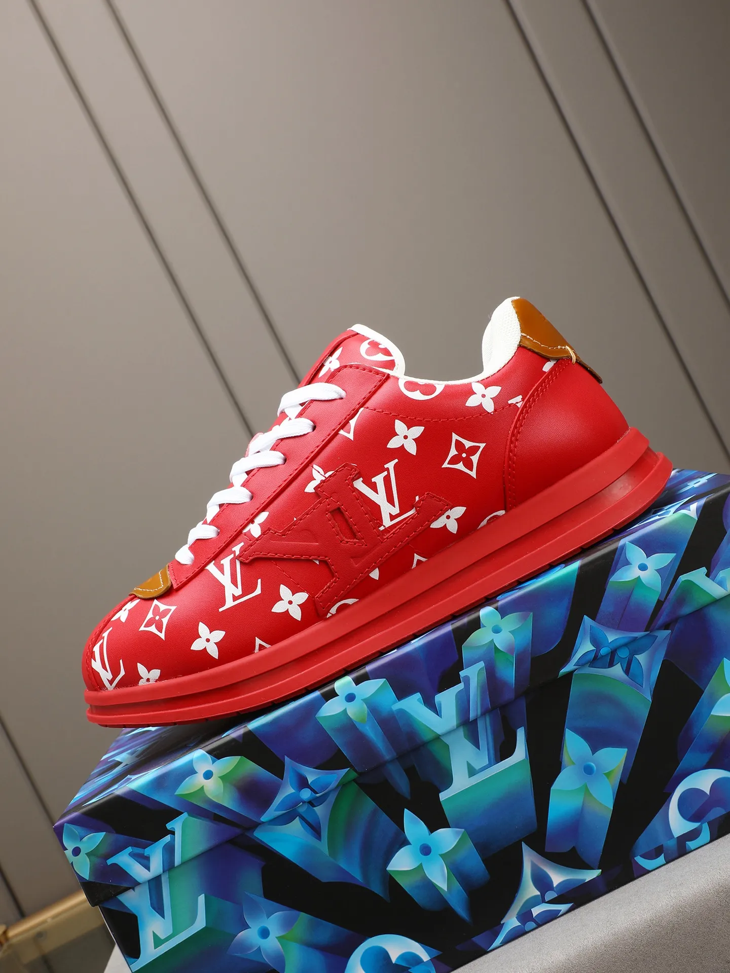 Men's Men's Shoes 💰500 LV Louis Vuitton L Jialu Brand Runner Tatic Series Thick-soled Casual Sports Shoes Running Shoes Original purchase, development, production This LV Runner Tatic sports shoe combines technical materials such as mesh fabric and ribbons to interpret the inspiration of traditional mountaineering shoes. LV letters are written on one side, the lariat buckle of the quick lacing system is embellished with Monogram flowers and Louis Vuitton logos, and the light and wear-resistant rubber outsole completes the whole. ▪️Fabric: Original imported cowhide + mesh ▪️Inner lining: Original customized breathable mesh ▪️Sole: Original open-molded anti-slip rubber combination material ▪️Size: Men's 40-44 (45 46 customized)